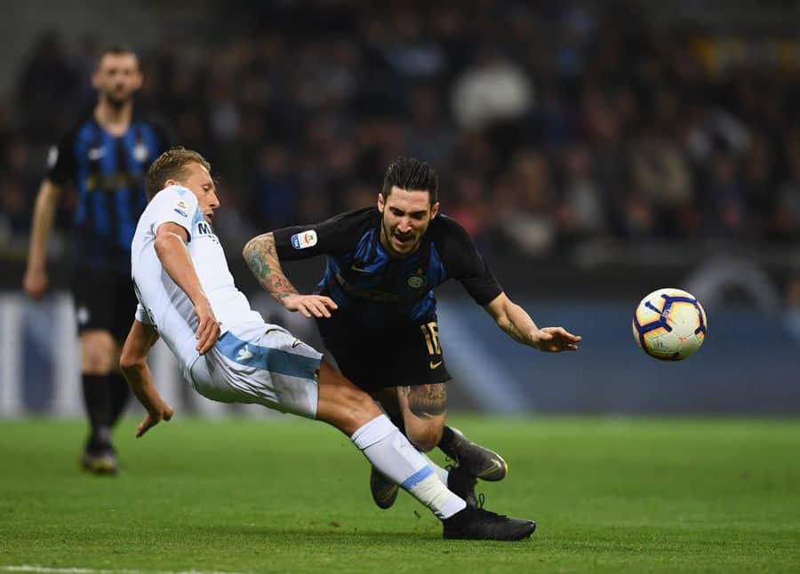 Lucas Leiva (LAZ) detiene la carrera de Politano (INT). Foto: sitio oficial del Inter de Milán