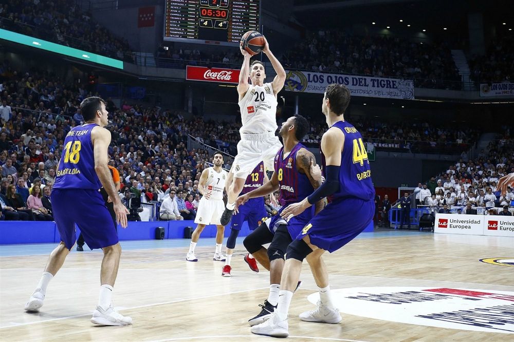 Jaycee Carroll lanza a canasta ante Adam Hanga en un Real Madrid - Barcelona. Foto: Turkish Airlines Euroleague.