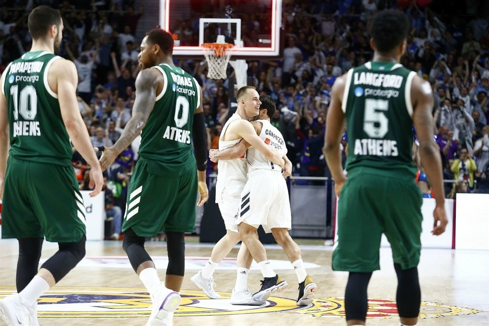Klemen Prepelic y Facundo Campazzo se abrazan tras ganar a Panathinaikos como jugadores del Real Madrid. Foto: Turkish Airlines Euroleague.