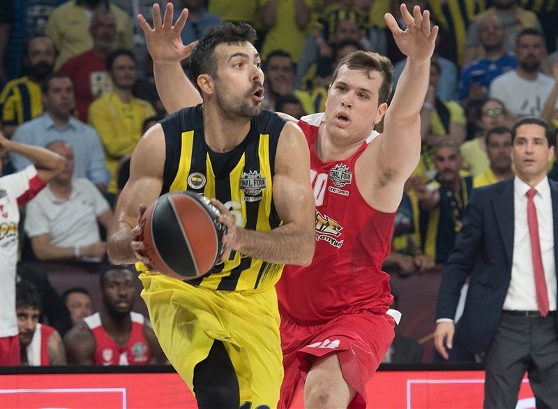 Kostas Sloukas en un partido entre Fenerbahçe y Olympiacos. Foto: Turkish Airlines Euroleague.