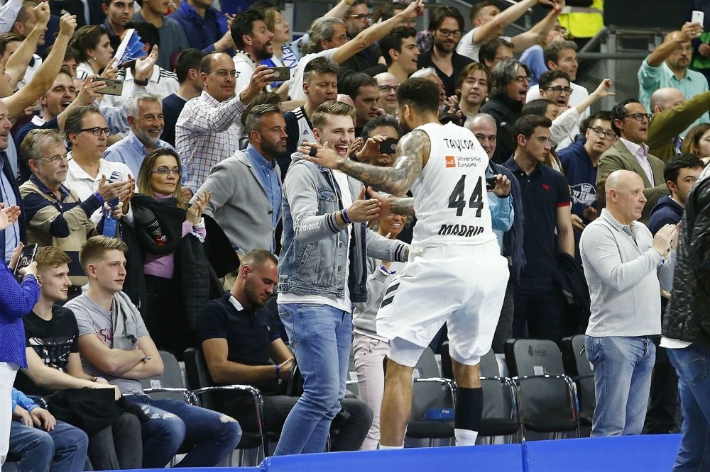 Luka Doncic y Jeffery Taylor celebran una victoria del Real Madrid en el WiZink Center. Foto: Turkish Airlines Euroleague.