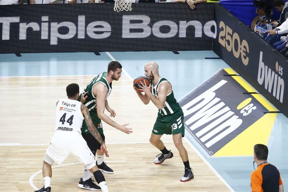 Nick Calathes recibe un pase de Georgios Papagiannis en un Real Madrid - Panathiniakos OPAP Athens. Foto: Turkish Airlines Euroleague.
