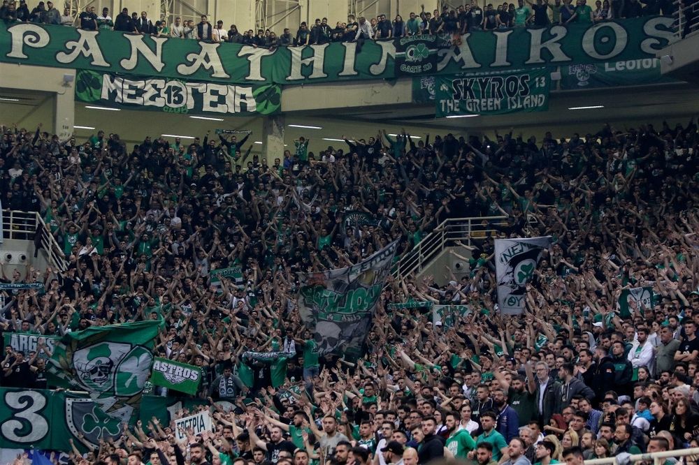 La afición del Panathinaikos OPAP Athens animando a su equipo en un partido en el Olympic Sports Center Athens. Foto: Turkish Airlines Euroleague.