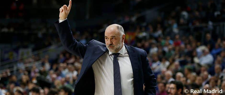 Pablo Laso llama una jugada como entrenador del Real Madrid. Foto: Real Madrid.