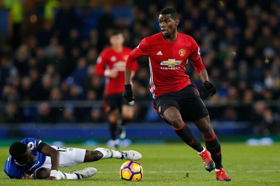 Paul Pogba conduce el balón en un partido como jugador del Manchester United