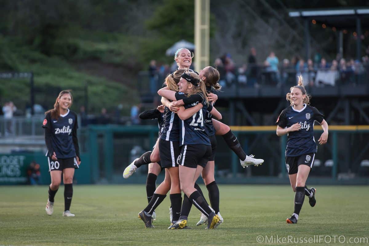 Reign FC festeja el gol de Bethany Balcer en su nuevo estadio en Tacoma (foto: Mike Russell)