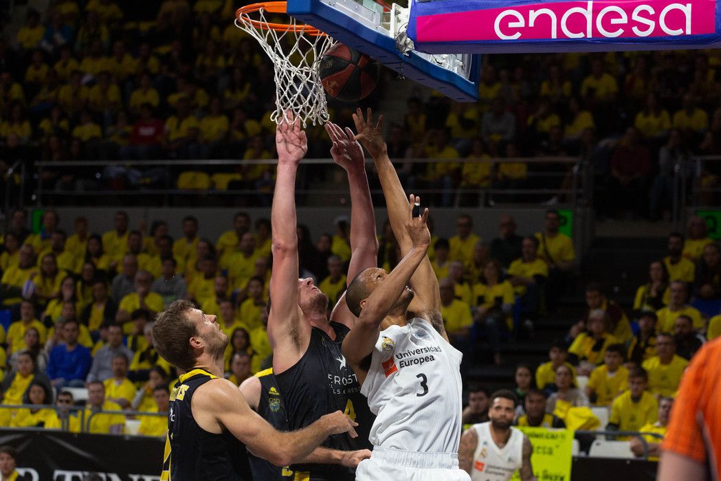 Anthony Randolph lanza a canasta ante Colton Iverson y Tim Abromaitis en un Iberostar Tenerife - Real Madrid.