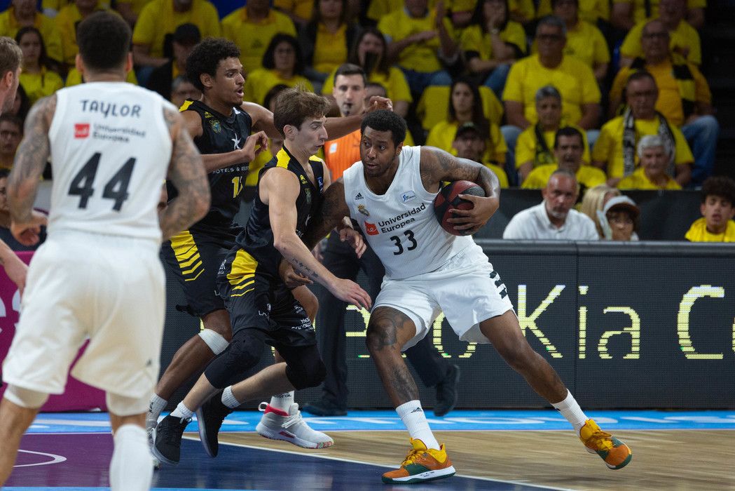 Trey Thompkins postea a Nico Richotti en un Iberostar Tenerife - Real Madrid. Foto: ACB.
