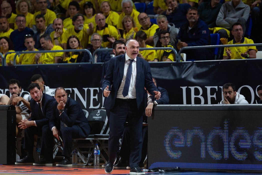 Pablo Laso da instrucciones a sus jugadores como entrenador del Real Madrid en un partido ante Iberostar Tenerife. Foto: ACB.