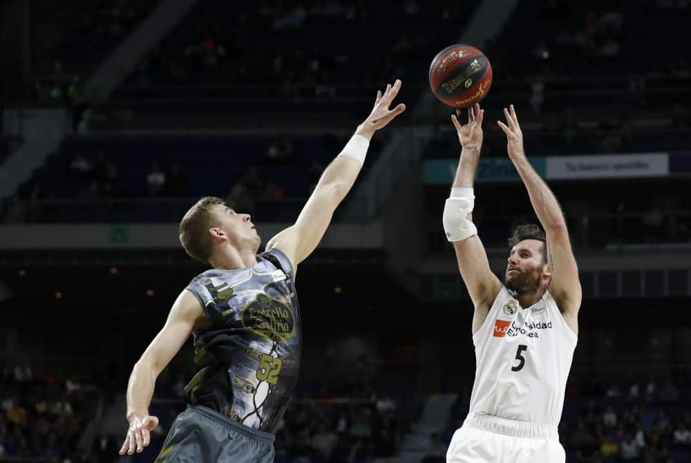 Rudy Fernández tira a canasta ante Volodymir Gerun en un Real Madrid - Cafés Candelas Breogán. Foto: ACB.