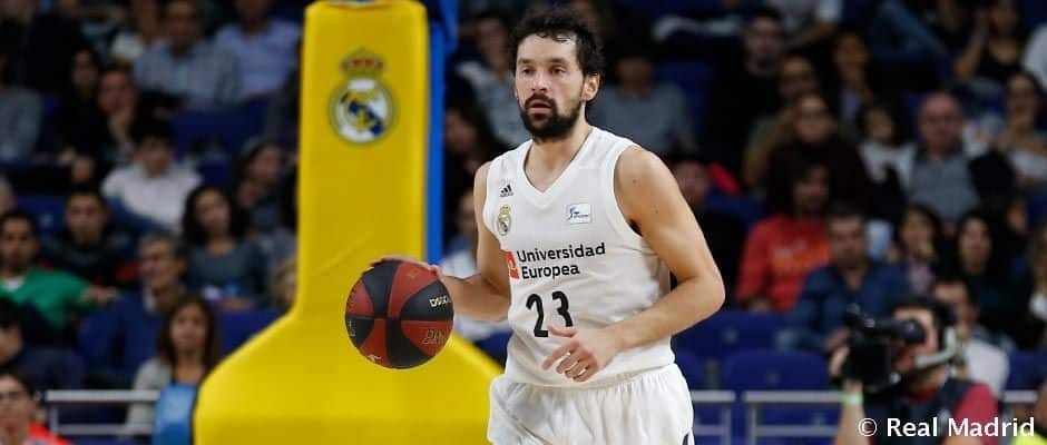 Sergio Llull bota el balón en un partido como jugador del Real Madrid. Foto: Real Madrid.