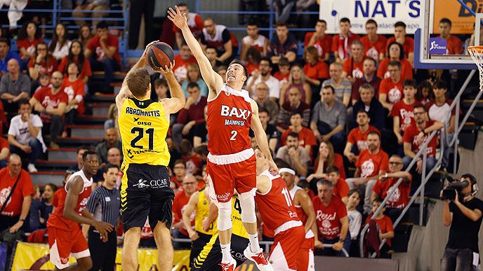 Tim Abromaitis lanza a canasta ante Ryan Toolson en un BAXI Manresa - Iberostar Tenerife. Foto: ACB.