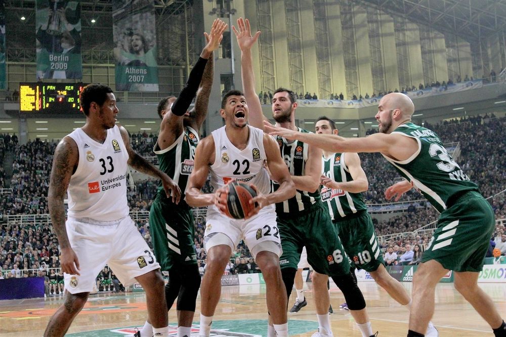 Walter Tavares sube el balón ante Nick Calathes, Deshaun Thomas y Georgios Papagiannis en un Panathinaikos - Real Madrid. Foto: Turkish Airlines Euroleague.
