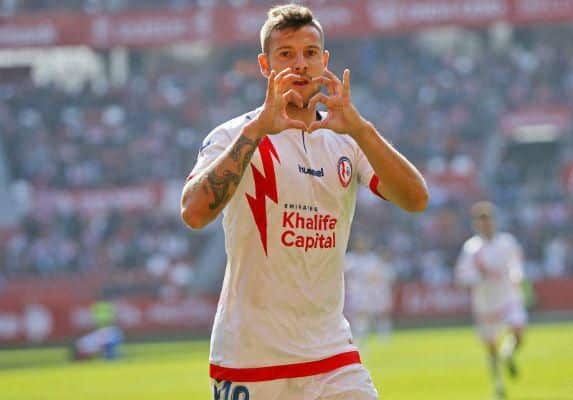 Aitor Ruibal celebra un gol en El Molinón con el Rayo Majadahonda