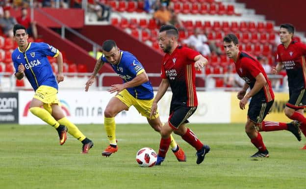 Antonio Romero conduce un balón en el encuentro frente al Barakaldo