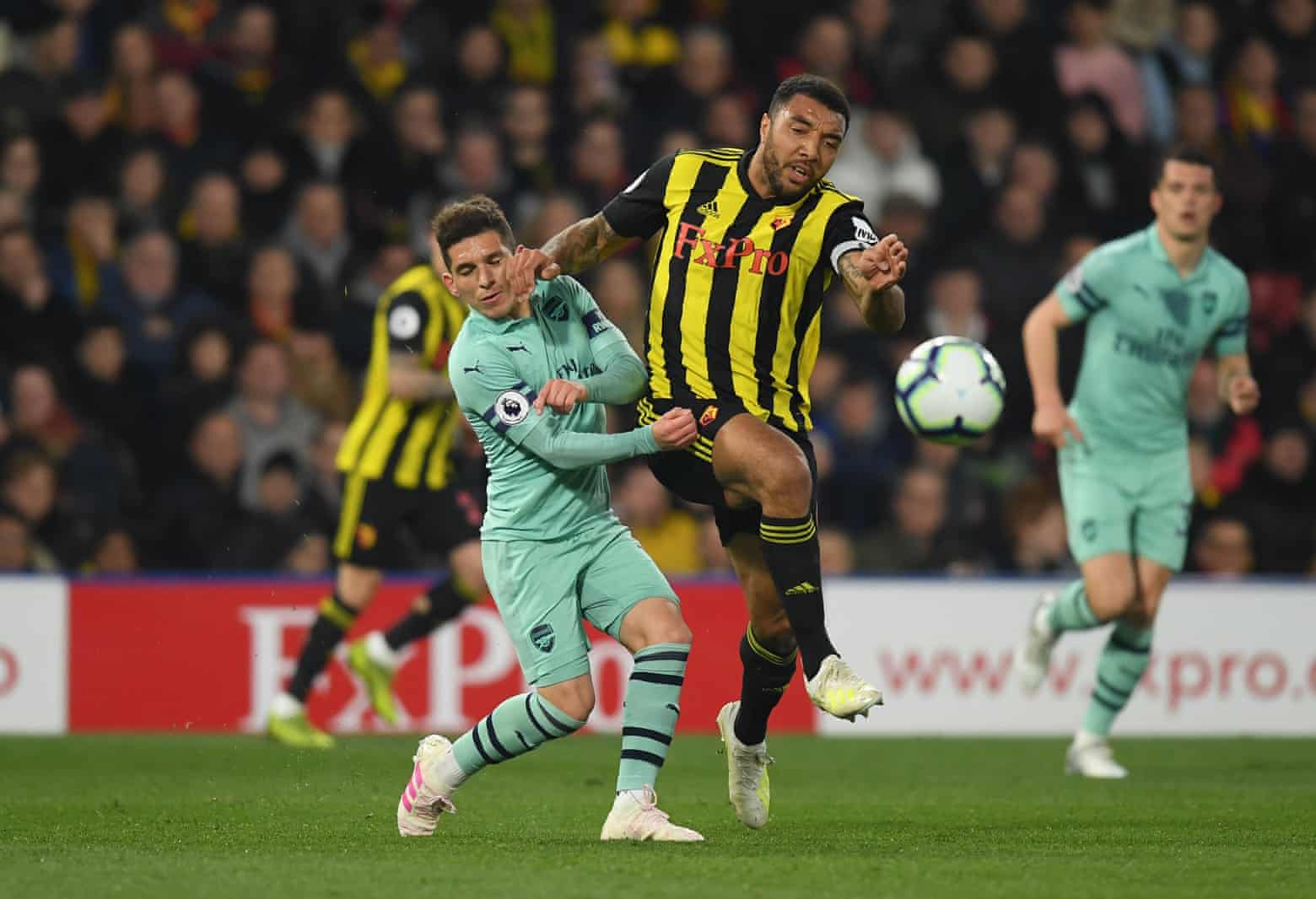 Deeney cometiendo la falta que le costó la roja y el partido a su equipo. Foto: Joe Toth