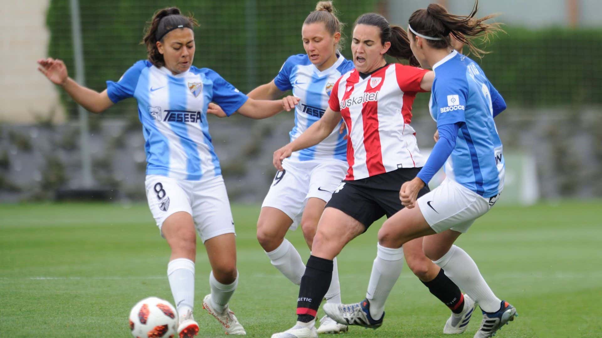 La bilbaína Eunate, rodeada de futbolistas visitantes. Fuente: Athletic Club.