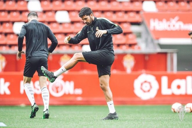 Carmona en un entrenamiento en El Molinón