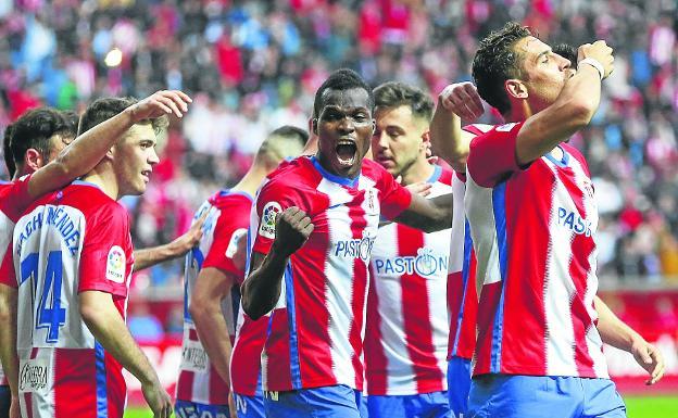 Isaac Cofie en el centro de la imagen celebrando un gol
