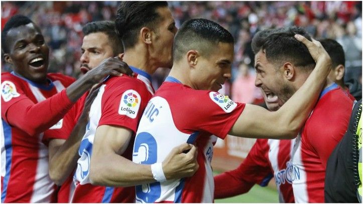 Djurdjevic Uros celebra con sus compañeros el gol frente al Granada