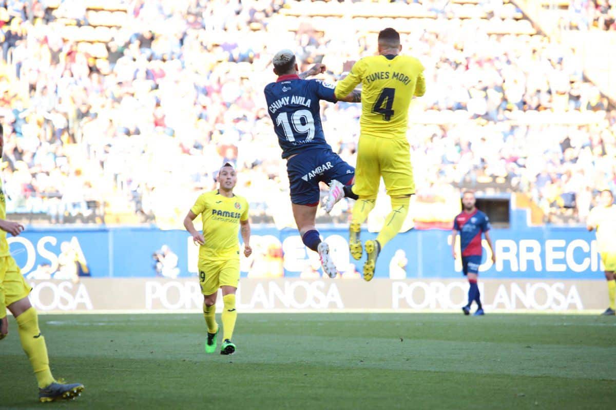 Chimy Avila y Funes Mori luchando en las alturas.