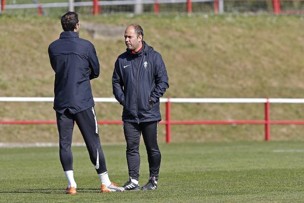 José Alberto López charla con su segundo, Iván Hernández, en un entrenamiento