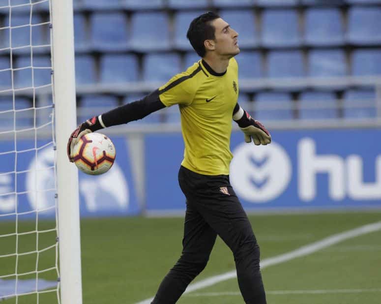 Diego Mariño en un calentamiento previo durante un partido