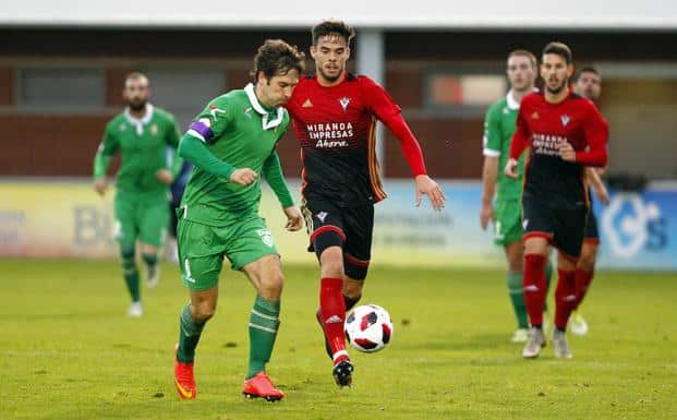 Lance del encuentro en la primera vuelta en Anduva
