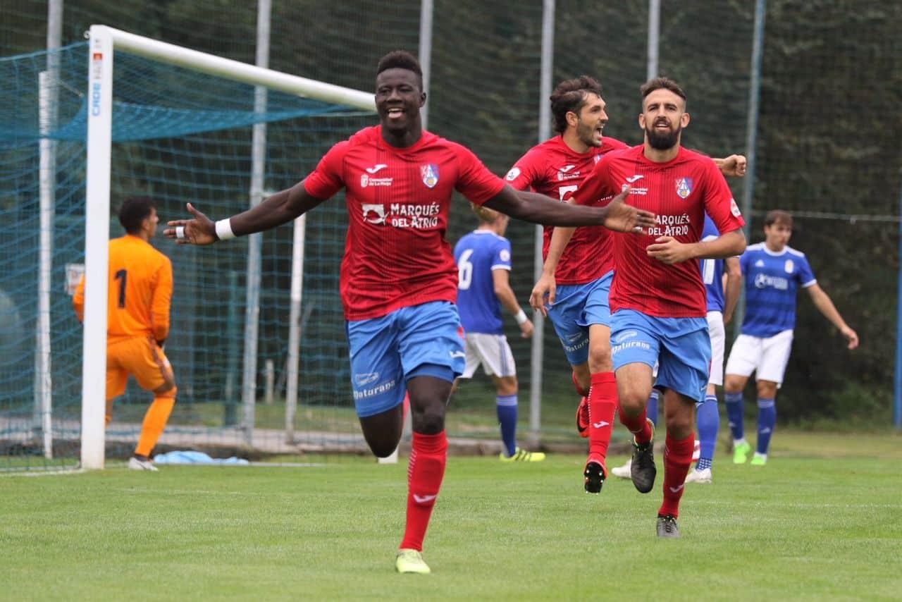 Samuel Obeng celebrando un gol en la que será su próxima casa; El Requexón