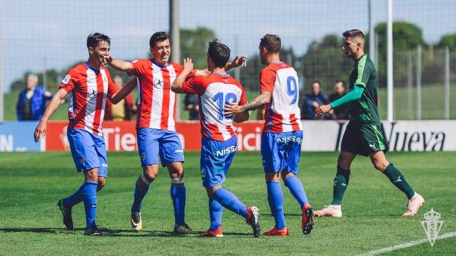 Los jugadores del Sporting 'B' celebran el 3-2 frente al CD Vitoria (Foto: Real Sporting)