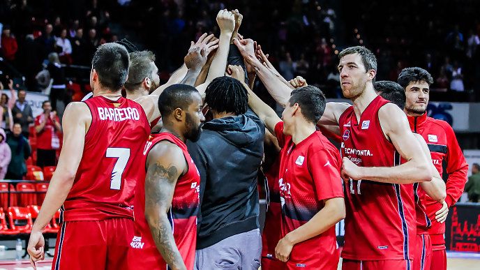 Los jugadores hacen piña tras la victoria contra Iberostar. ACB photo