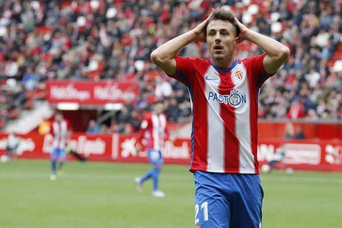 Traver se lmaneta por una ocasión de gol fallada en un encuentro en El Molinón