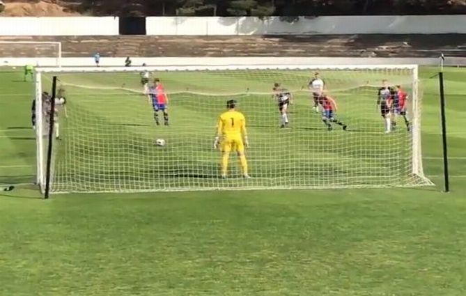 Momento en el que Víctor Bravo ejecuta el penalti del 1-0
