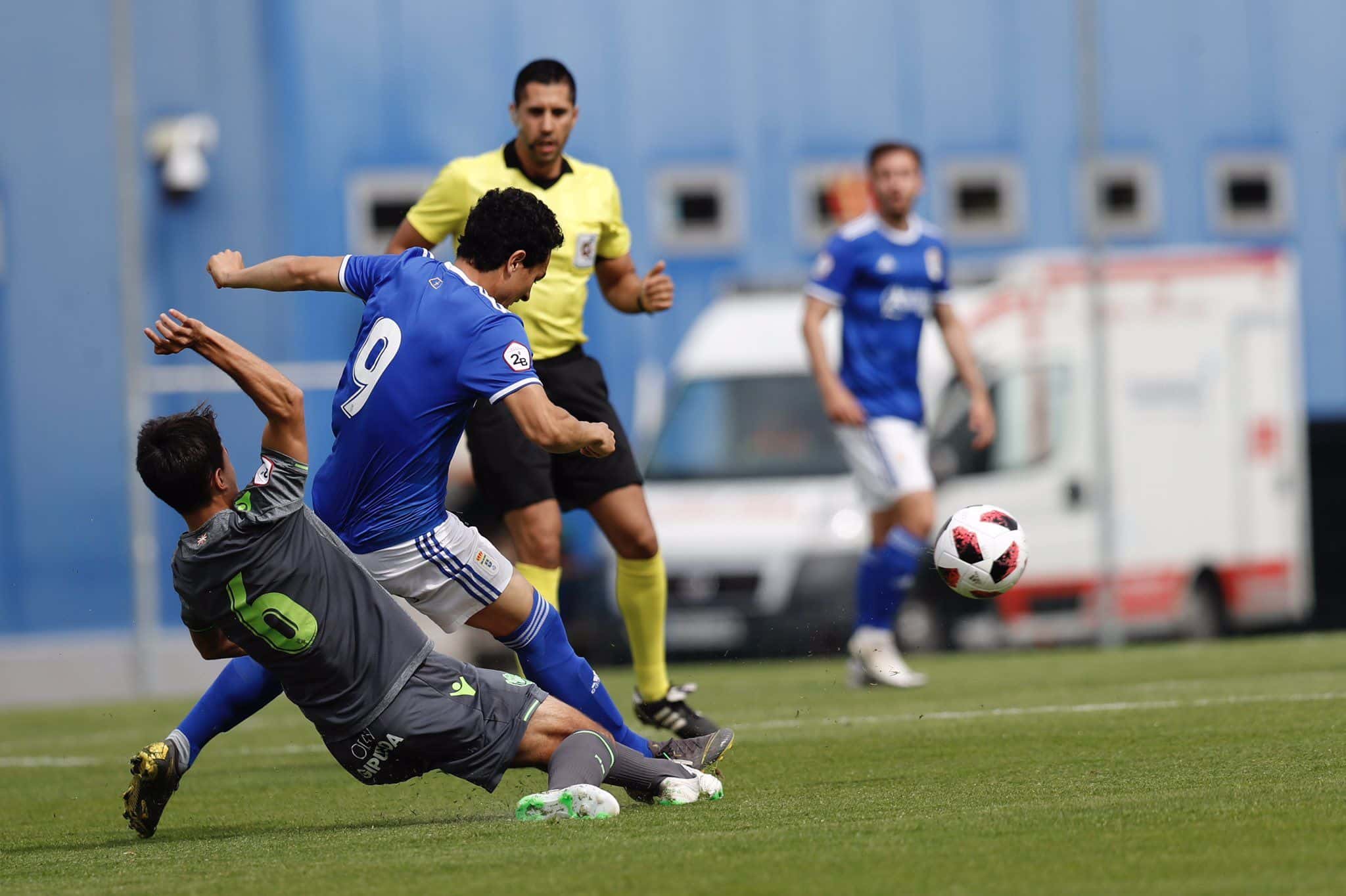 Lance del partido en El Requexón entre el Real Oviedo Vetusta y la Real Sociedad 'B'