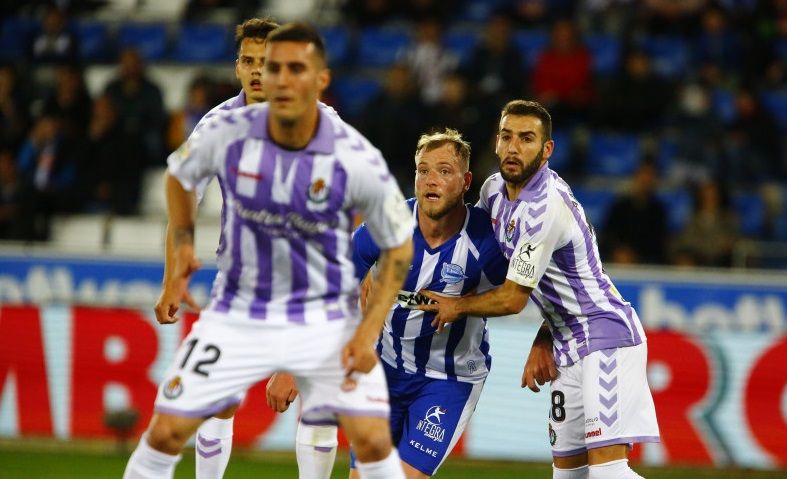 El Valladolid remonta y rescata un punto en Mendizorroza