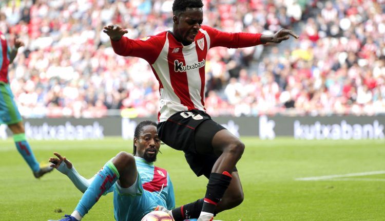 Iñaki Williams y Abdoulaye Ba en el encuentro en San Mamés