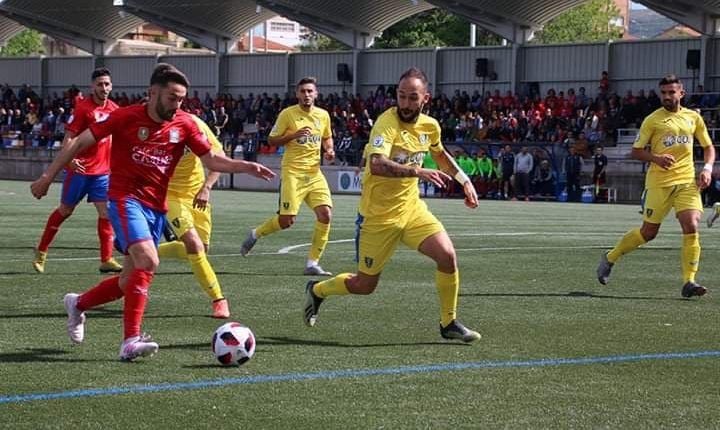 Ballarin (Tarazona) ante un jugador del Orihuela.