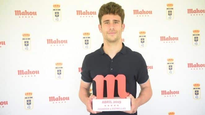 Jimmy con el trofeo que otorga la marca cervecera. Foto: Real Oviedo