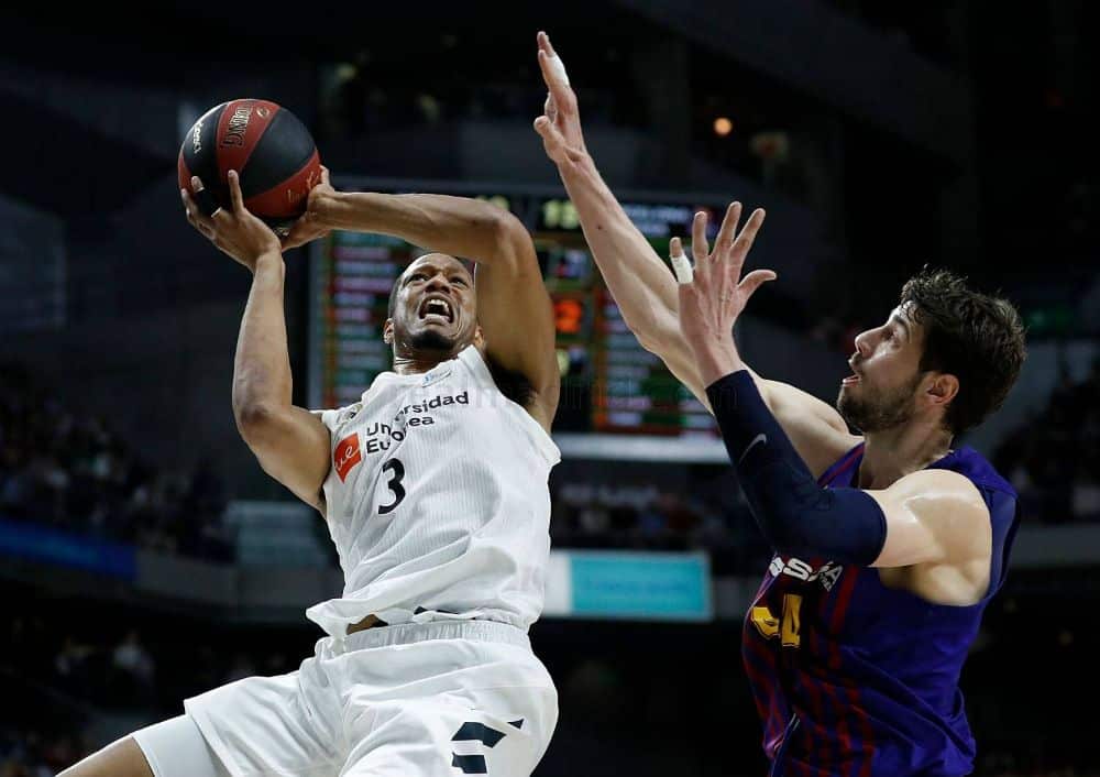Anthony Randolph lanza a canasta ante Ante Tomic en un Real Madrid - FC Barcelona Lassa. Foto: Real Madrid.