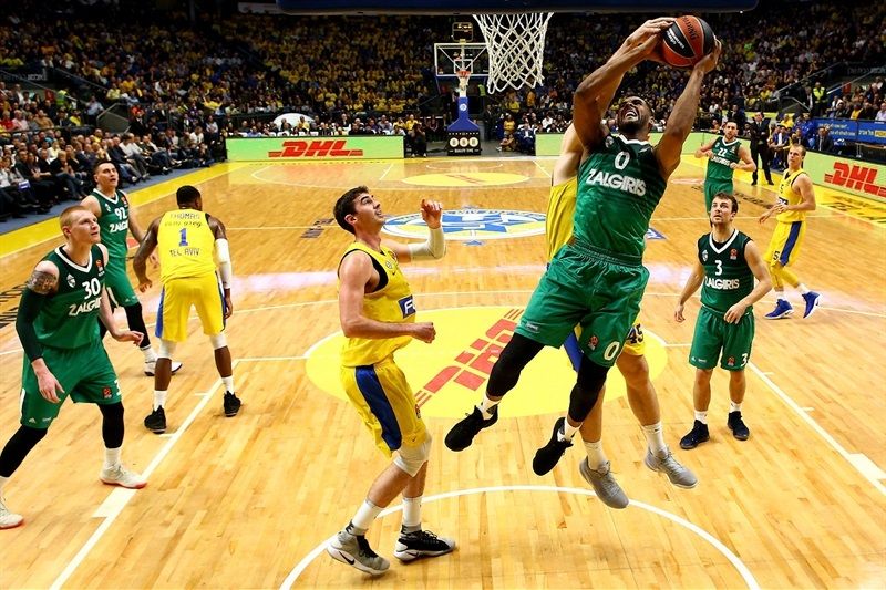 Brandon Davies coge un rebote en un Maccabi FOX Tel Aviv - Zalgiris Kaunas. Foto: Turkish Airlines Euroleague.