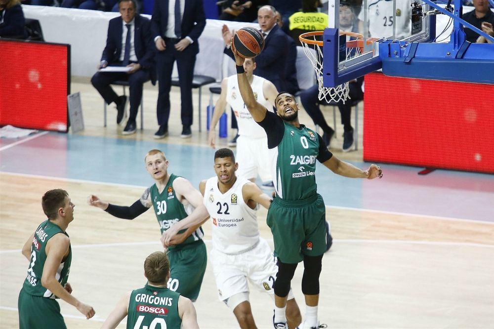 Brandon Davies coge un rebote en un Real Madrid - Zalgiris Kaunas. Foto: Turkish Airlines Euroleague.