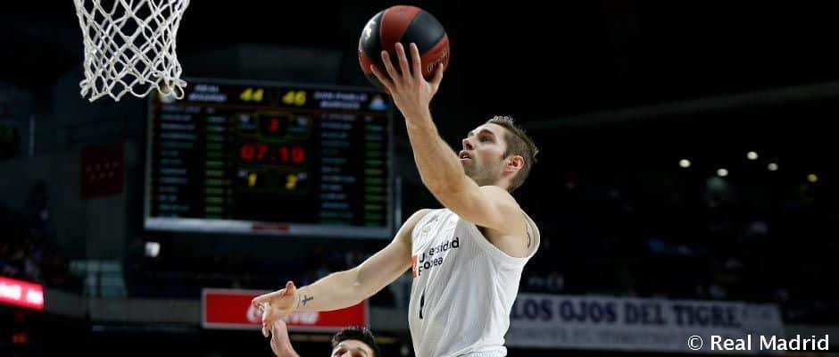 Fabien Causeur deja una bandeja en un partido como jugador del Real Madrid. Foto: Real Madrid.