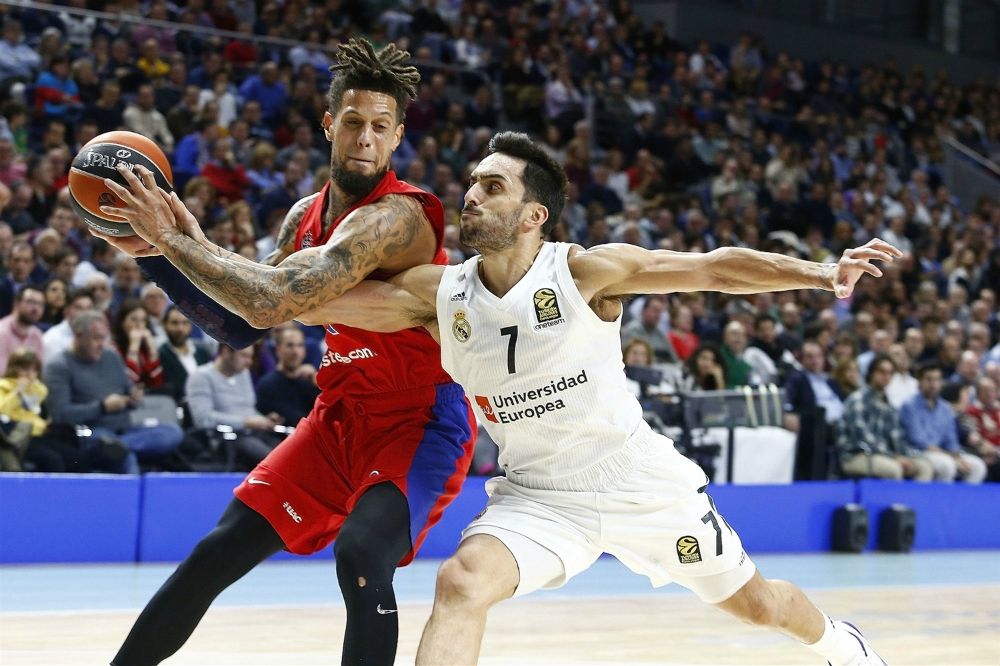 Facundo Campazzo intenta robar un balón a Daniel Hackett en un Real Madrid - CSKA Moscow. Foto: Turkish Airlines Euroleague.