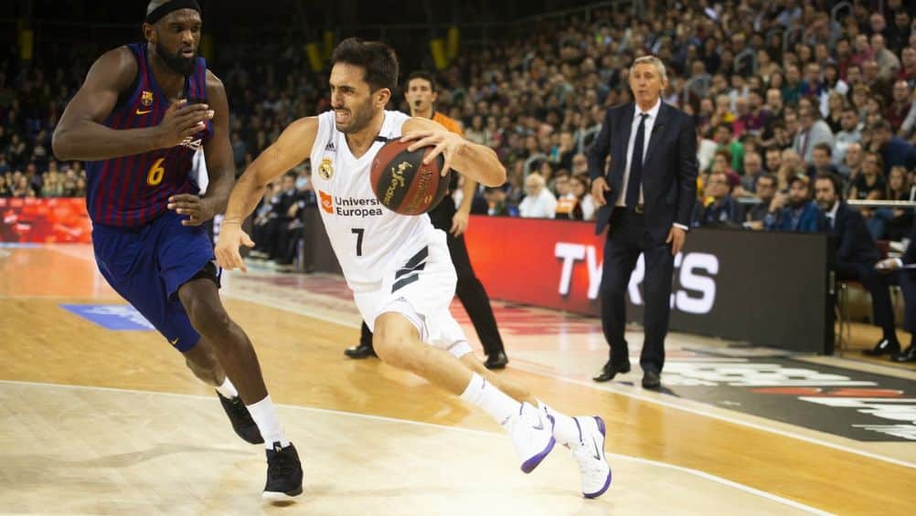 Facundo Campazzo bota el balón ante Chris Singleton en un FC Barcelona Lassa - Real Madrid. Foto: ACB.