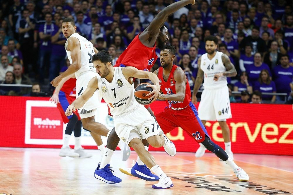 Facundo Campazzo rodea a Othello Hunter en un Real Madrid - CSKA Moscow. Foto: Turkish Airlines Euroleague.