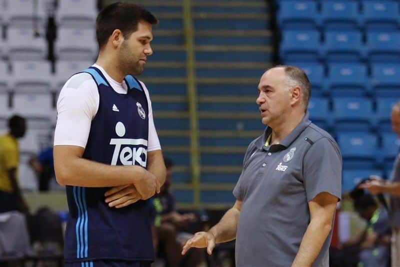 Felipe Reyes y Pablo Laso hablan en un entrenamiento con el Real Madrid en el año 2015. Foto: Turkish Airlines Euroleague.
