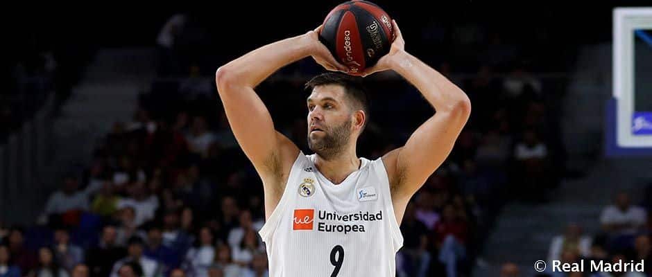 Felipe Reyes controla un balón en un partido como jugador del Real Madrid. Foto: Real Madrid.
