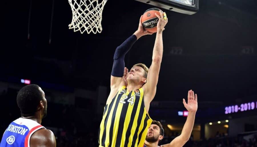 Jan Vesely hace un mate ante Bryant Dunston y Vasilije Micic en un Anadolu Efes - Fenerbahçe Dogus Istanbul. Foto: Turkish Airlines Euroleague.