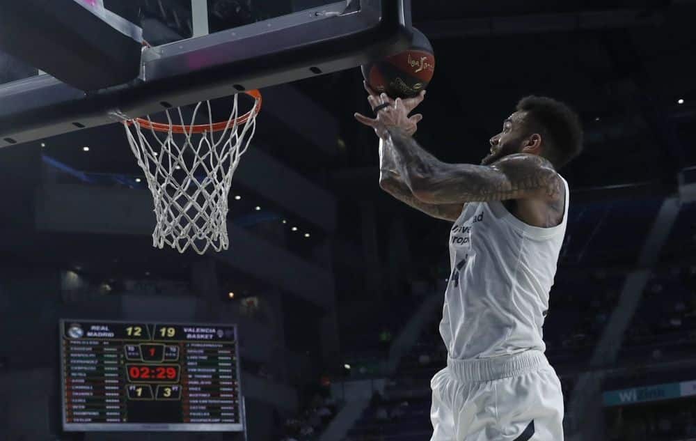 Jeffery Taylor intenta hacer un mate en un Real Madrid - Valencia Basket. Foto: ACB.