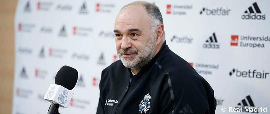 Pablo Laso atiende a los medios de comunicación como entrenador del Real Madrid. Foto: Real Madrid.